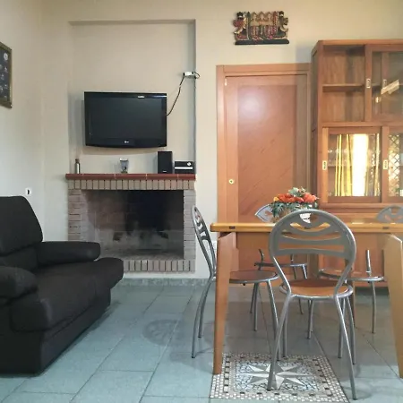 Lara Villa *